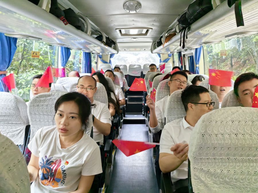 1688116799140875.jpg 2-車上紅歌照片.jpg